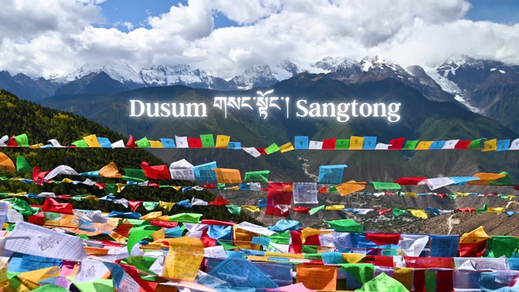Dusum Sangtong, montañas nevadas con banderas de oraciones tibetanas ondeando al viento